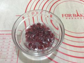 蔓越莓干用少许水泡软
