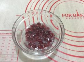 蔓越莓干用少许水泡软