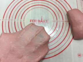 揉至能拉出厚模加入油继续揉面，揉至扩展