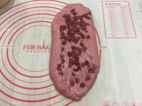 擀成椭圆形翻面码上蔓越莓