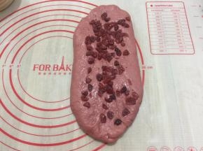 擀成椭圆形翻面码上蔓越莓