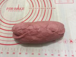 收口处捏紧，整成橄榄形