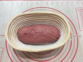 把揉好的面团光滑的一面朝下码在发酵篮里