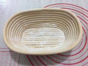 发酵篮倒少许面粉晃动，把面粉晃均为，再把多余的倒出来