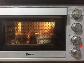 放一杯温水和面团一起放入烤箱内关门发酵发至两倍大即可