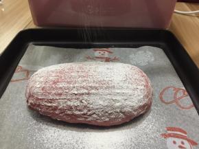 发酵好的面团倒扣在备好不粘油纸上，筛上少许面粉
如图这时可预热烤箱上火180度下火150度10分钟