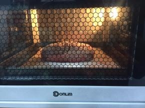送入预热好的烤箱上火170度下火150度30分钟