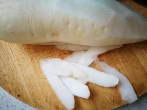 白萝卜洗净擦干，切皮，皮带些萝卜肉，一样脆脆的，秋天的萝卜品种好，我特意另切了些萝卜肉，很脆