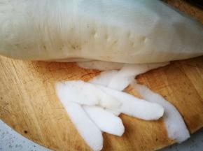 白萝卜洗净擦干，切皮，皮带些萝卜肉，一样脆脆的，秋天的萝卜品种好，我特意另切了些萝卜肉，很脆