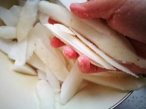 用手抓捏出水，静置，腌着