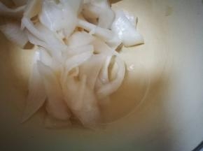 萝卜皮软了，水出来了，倒掉，这个过程不要很长时间，30分钟左右就行了