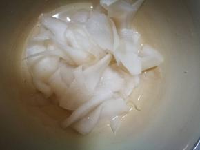 再抓捏一会，静置等萝卜出水，然后倒掉