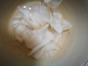 再抓捏一会，静置等萝卜出水，然后倒掉
