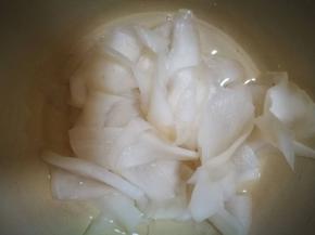 加入凉开水冲洗萝卜