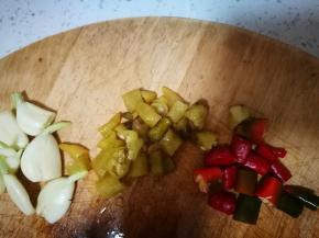 准备大蒜，小米辣，新鲜红辣椒