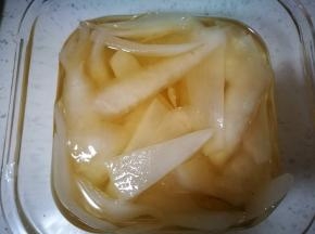 萝卜放入碗中，倒入泡小米辣的水，加半勺白醋，不要太多，以免很酸