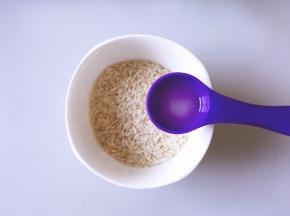 将大米洗净后放入一点油和少许盐，这样能更好的泡开米