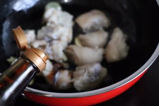 猪蹄放进去翻炒，加半汤匙老抽和半勺生抽