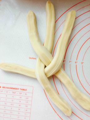 将切好的条，有层次那面朝上，按一下，三条为一组，编成辫子