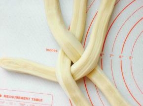 将切好的条，有层次那面朝上，按一下，三条为一组，编成辫子