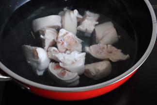 锅中热水烧开，猪蹄放进去煮3-5分钟