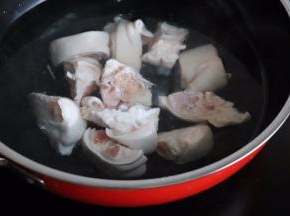锅中热水烧开，猪蹄放进去煮3-5分钟