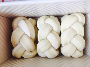 450克吐司盒，并排放进去，发酵至八分满，发酵温度不要超过30度，温度过高会使裹入的黄油化掉