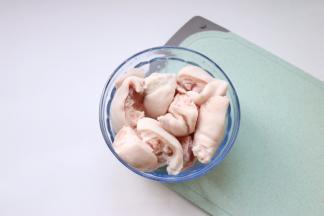 食材准备：猪蹄一个洗净斩小块