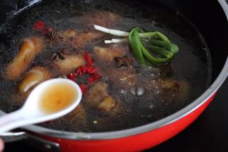 加半汤匙料酒去腥，大火烧开小火焖