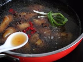 加半汤匙料酒去腥，大火烧开小火焖
