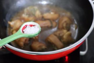 焖至汤汁还有少许时放入白砂糖半汤匙，也可以用冰糖哦！翻炒均匀继续焖