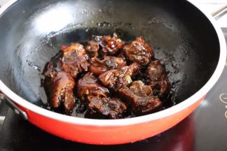 焖至猪蹄熟透即可开吃，此时猪蹄颜色也加深了