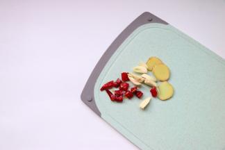 红椒切段，大蒜和姜切片