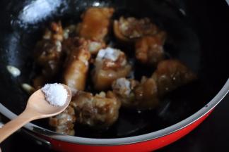 翻炒均匀加2g盐