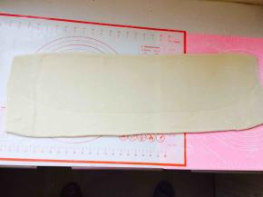 将裹好黄油的面团擀成长方形