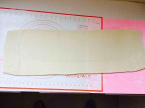 将裹好黄油的面团擀成长方形