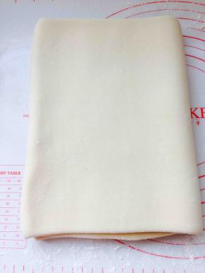 再沿着中心位置对折，完成第一次折叠，放入冰箱冷藏20分钟