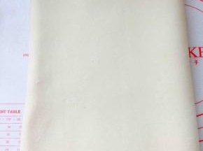 再沿着中心位置对折，完成第一次折叠，放入冰箱冷藏20分钟