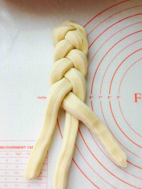 编时不要太紧，编好后，两头向下对折