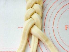 编时不要太紧，编好后，两头向下对折