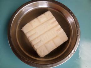 豆腐用盐水浸泡10分钟。
