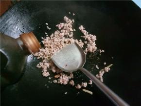 放上酱油翻炒。