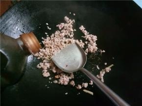 放上酱油翻炒。