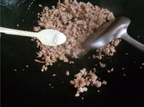 最好加入适量盐翻炒出锅。