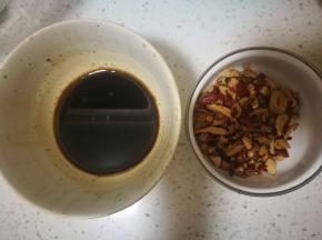 加水加热融化，红枣切碎