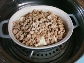 放入蒸锅大火蒸10分钟。出锅时撒上葱花即可。