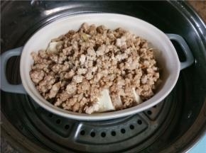 放入蒸锅大火蒸10分钟。出锅时撒上葱花即可。