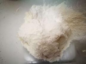 碗里放入老面和面包粉，盐，酵母不要和盐放一起了