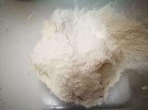 碗里放入老面和面包粉，盐，酵母不要和盐放一起了