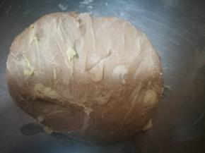 加入软化好的黄油，继续揉